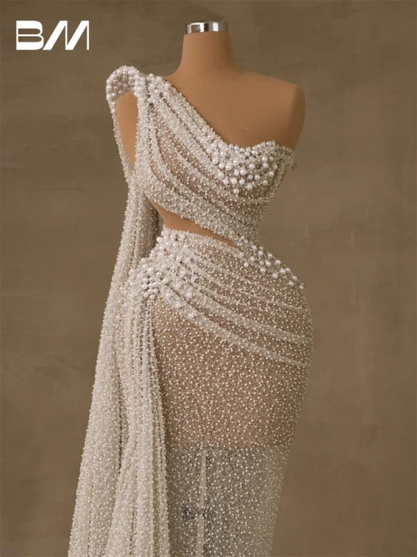 Vestido de novia con ilusión, perlas transparentes, sin mangas